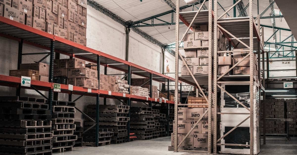 Difference between warehouse and distribution center